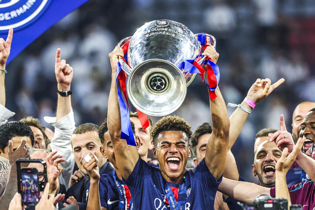 Désiré Doué du PSG célèbre la victoire et soulève le trophée après la finale de la Ligue des champions 2024/2025 entre le Paris Saint-Germain et l’Inter Milan, disputée à l’Allianz Arena de Munich, en Allemagne,