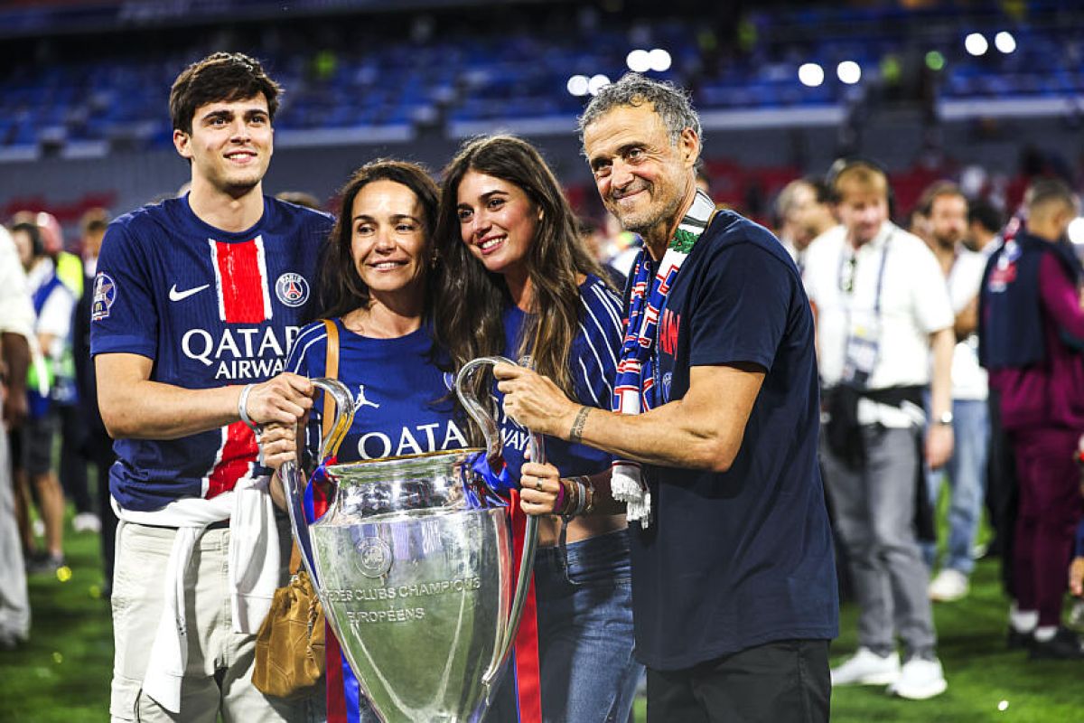 Luis Enrique, sa femme et ses deux enfants empoignant la coupe de la Ligue des champions