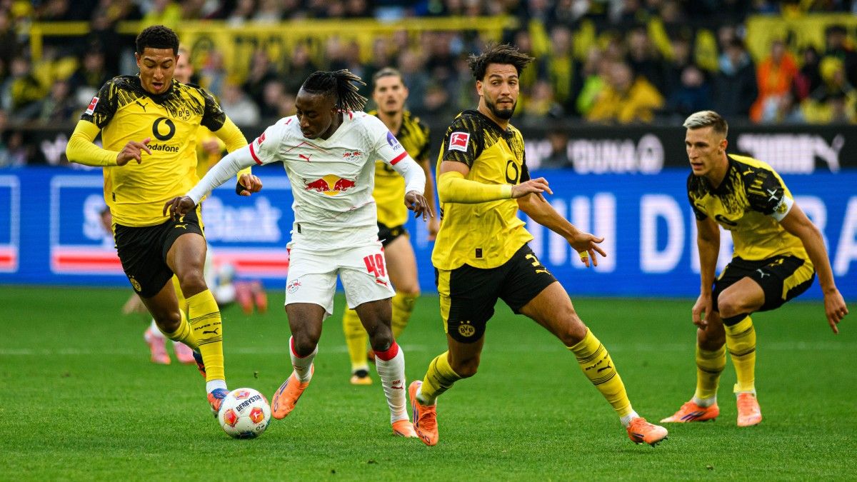 Yan Diomandé à la lutte avec quatres joueurs du borussia Dortmund